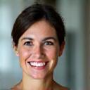 Retrato de la Dra. Elena Ramírez, instructora de mindfulness de AlmaVivir, sonriendo cálidamente.